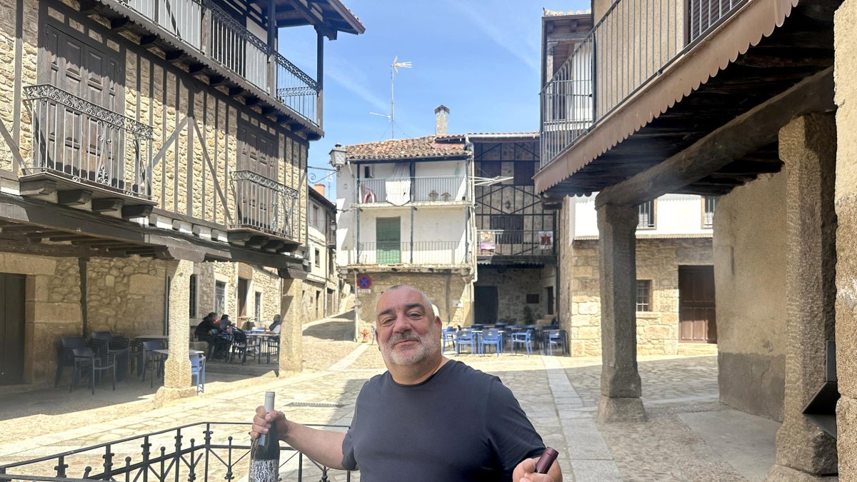 Óscar Sánchez, en la plaza Mayor de Sequeros.