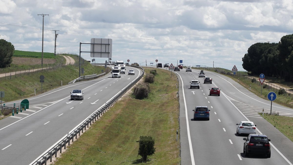 Trafico de vehículos en la A-6 a la altura de la localidad vallisoletana de Tordesillas durante la Operación Retorno de Semana Santa