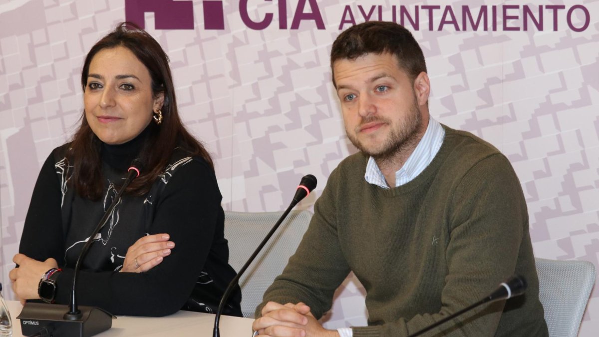 La alcaldesa de Palencia, Miriam Andrés, y del concejal de Urbanismo, Álvaro Bilbao.