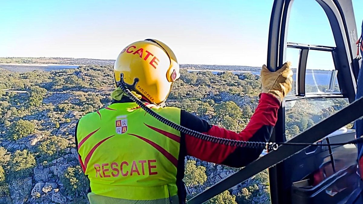 Un equipo acude al rescate en un helicóptero de Emergencias de Castilla y León.