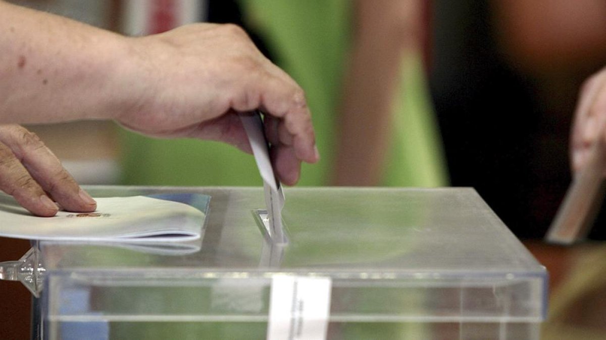 Un ciudadano deposita su voto en una urna en una imagen de archivo