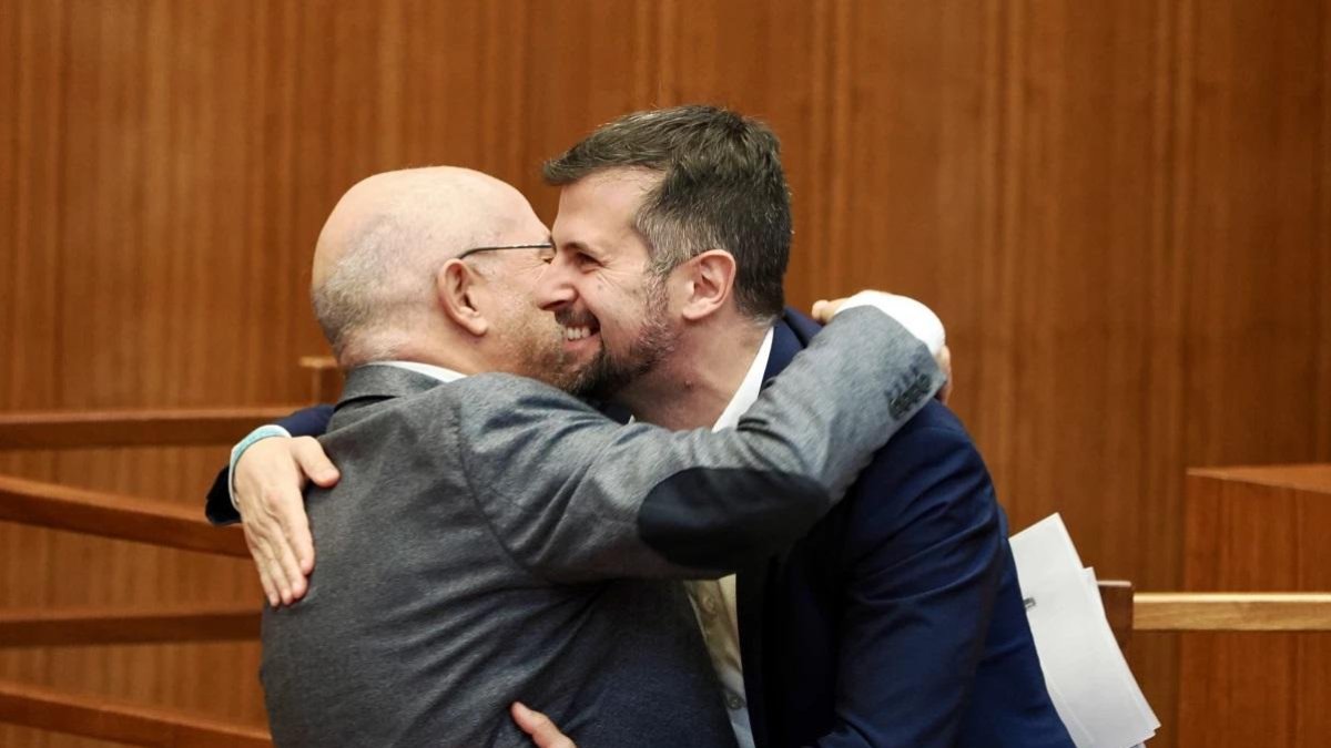 Francisco Igea y Luis Tudanca se abrazan, en una imagen de archivo, durante el último pleno del socialista en las Cortes de Castilla y León