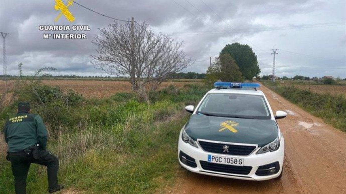 Imagen del vehículo de la Guardia Civil en Santa María del Páramo (León)