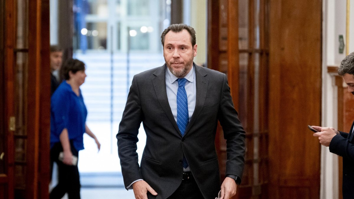 El ministro de Transportes y Movilidad Sostenible, Óscar Puente, a su salida de una sesión plenaria en el Congreso de los Diputados, a 6 de mayo de 2025, en Madrid (España).