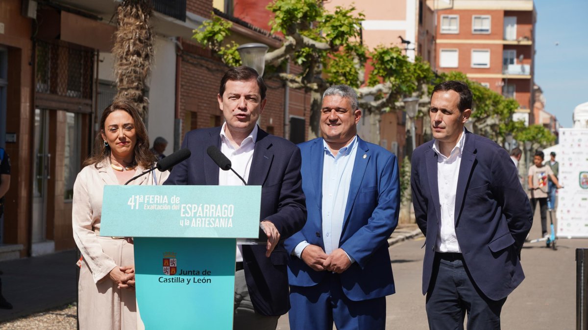 El presidente de la Junta inaugura la 41ª Feria de Exaltación del Espárrago y de la Artesanía de Tudela de Duero