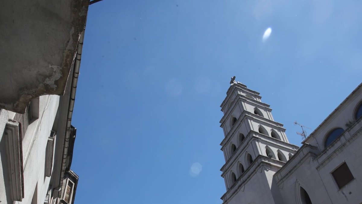 Campanario de la iglesia de San Ignacio de Loyola en el centro de la capital berciana.