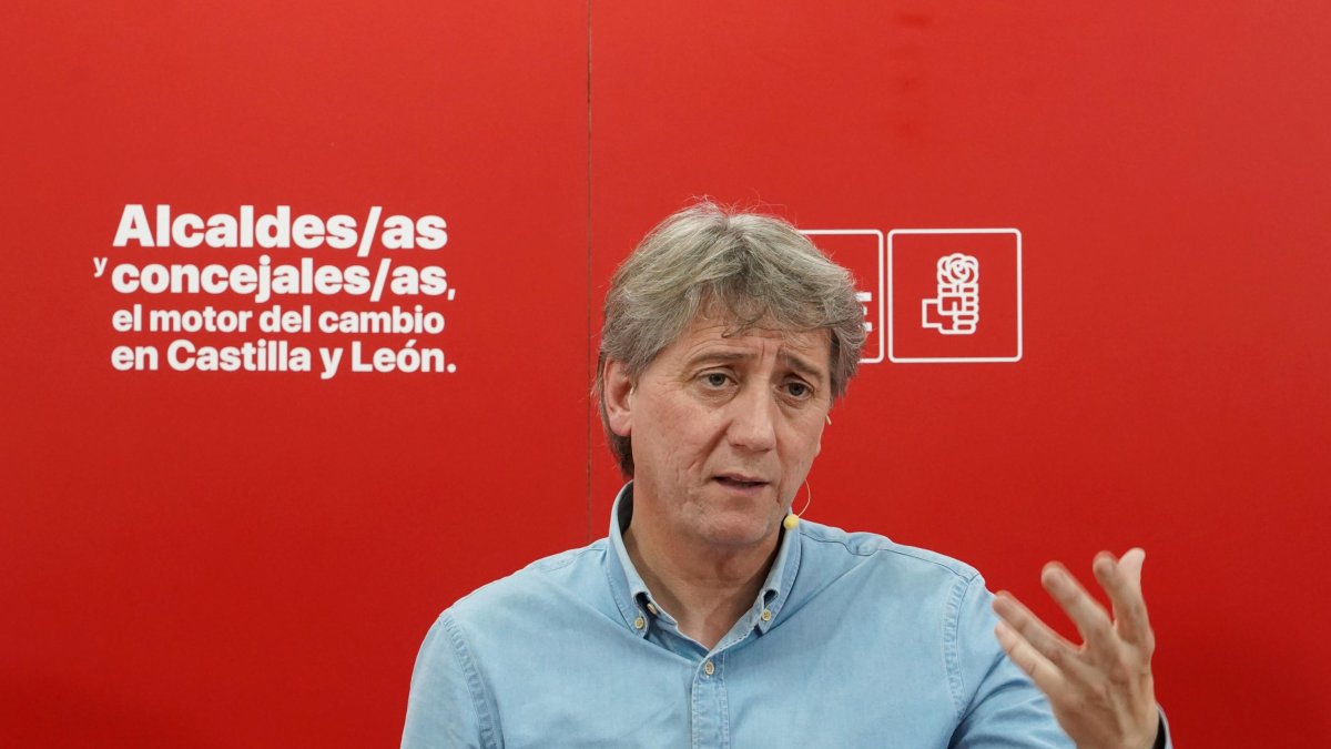 El secretario general del PSOE de Castilla y León, Carlos Martínez, mantiene un encuentro con alcaldes y portavoces municipales del PSOE de Valladolid.