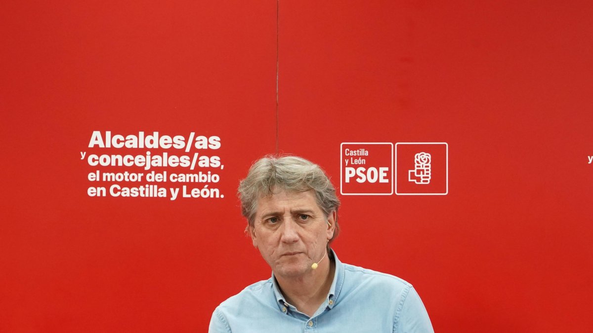 El secretario general del PSOE de Castilla y León, Carlos Martínez, mantiene un encuentro con alcaldes y portavoces municipales del PSOE de la provincia de Valladolid.