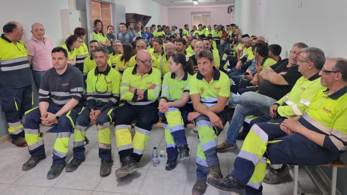 Asamblea de trabajadores de la fábrica de Azucarera en La Bañeza (León)