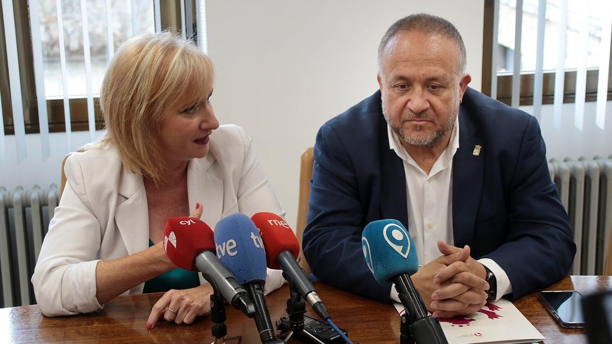 La consejera de Industria, Comercio y Empleo, Leticia García, y el presidente de la Diputación de León, Gerardo Álvarez.