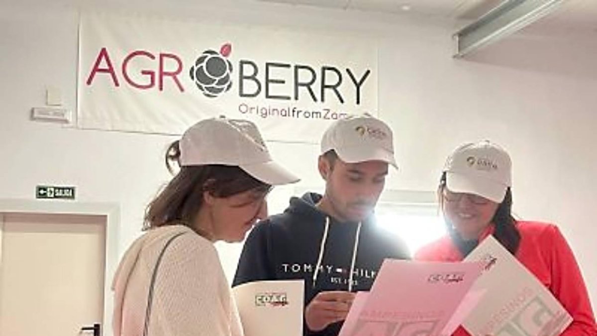 La alumna y la titular de la explotación junto al técnico