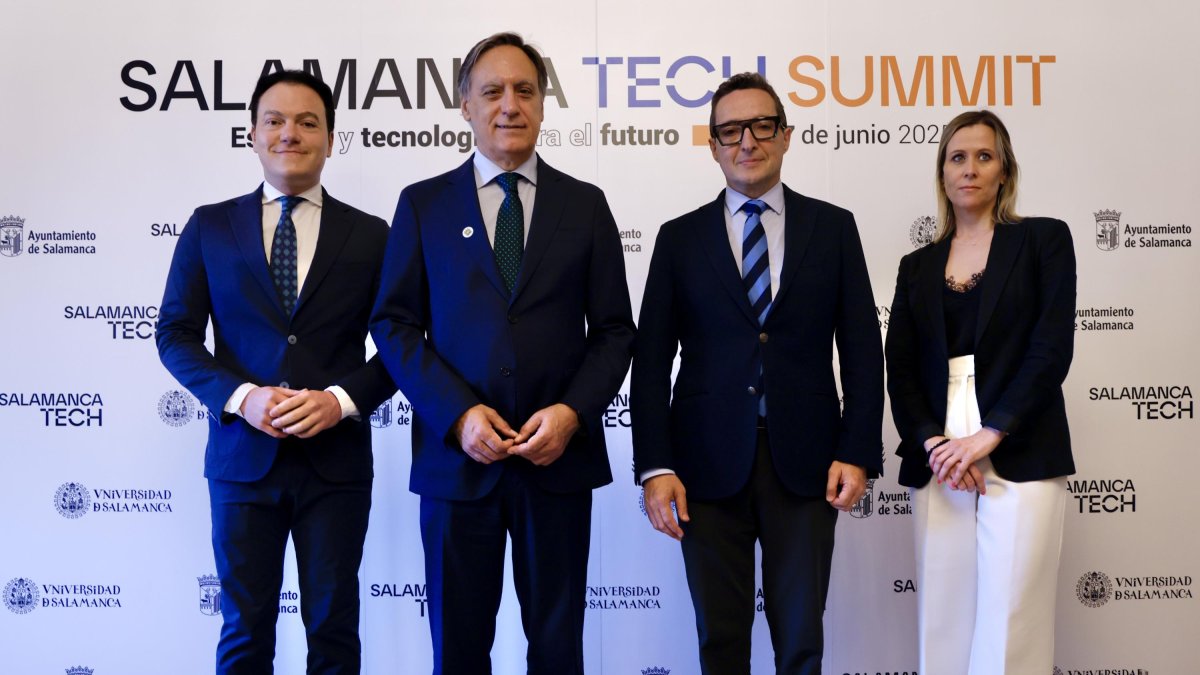 El alcalde de Salamanca, Carlos García Carbayo, y el rector de la Universidad de Salamanca, Juan Manuel Corchado, presentan una nueva edición de Salamanca Tech Summit.