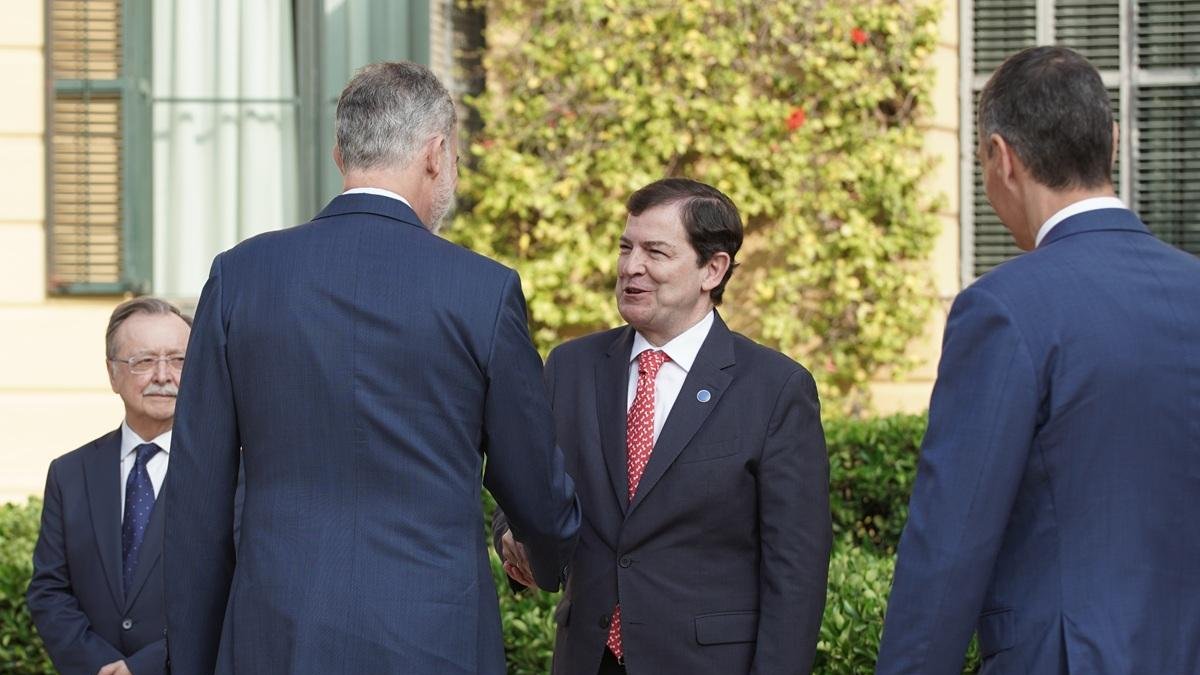 Mañueco saluda al rey y al presidente del Gobierno.