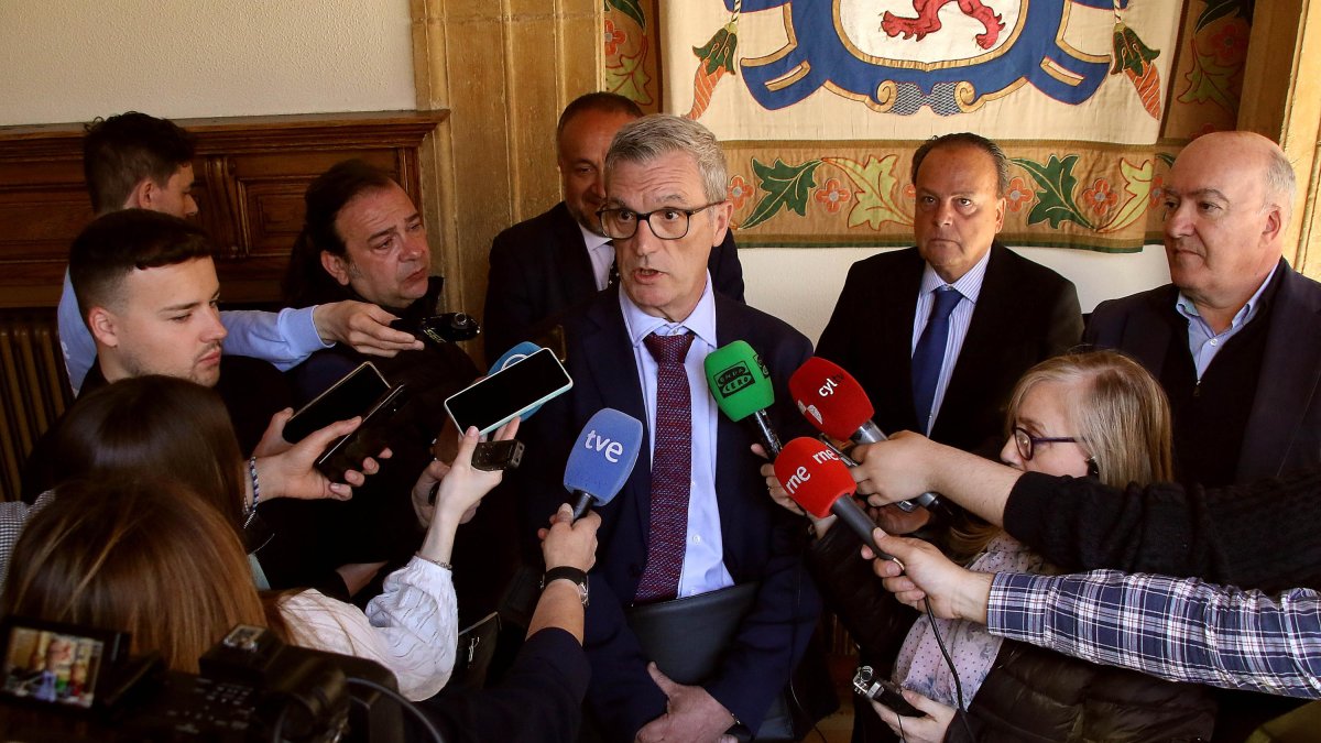 Luis Gracia, titular de la Autoridad anticorrupción, atiende a los medios en León en una foto de archivo, junto al presidente del Consejo de Cuentas, Mario Amilivia.