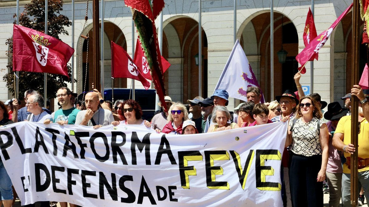 La Plataforma en Defensa de Feve de León organiza una concentración frente a la sede del Ministerio de Transportes y Movilidad bajo el lema ‘En defensa de la Feve’.