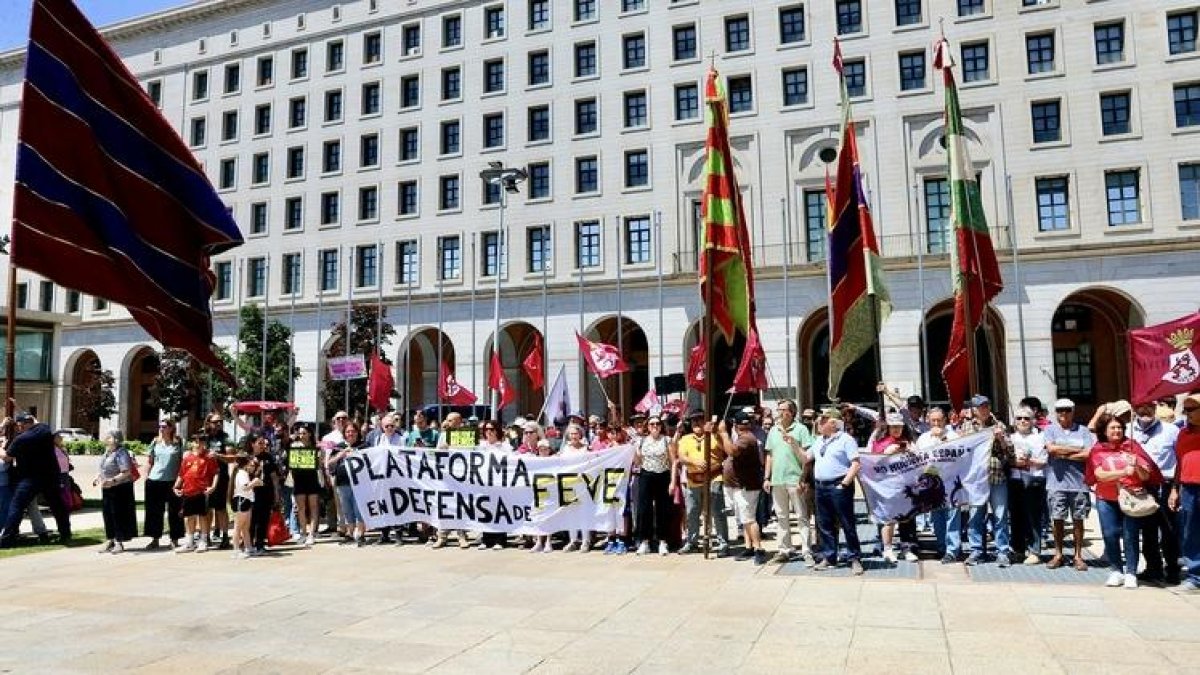 Concentración para exigir que el tren de FEVE llegue hasta el centro de León.