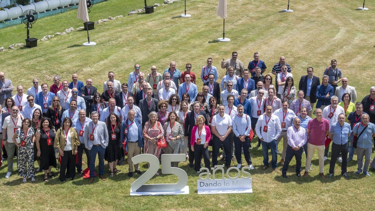 El presidente, Tomás Pascual Gómez-Cuétara, junto a los empleados que cumplen 25 años en Pascual.