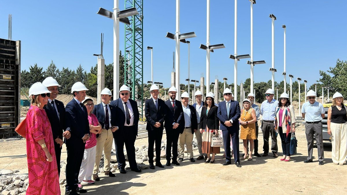 El consejero de Sanidad, Alejandro Vázquez, presenta el nuevo centro de salud de Sotillo de la Adrada.