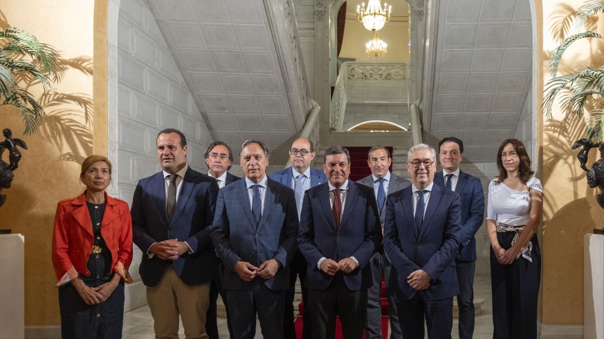 El consejero de Economía y Hacienda, Carlos Fernández Carriedo, con el resto de asistentes al seguimiento de los protocolos en Salamanca.