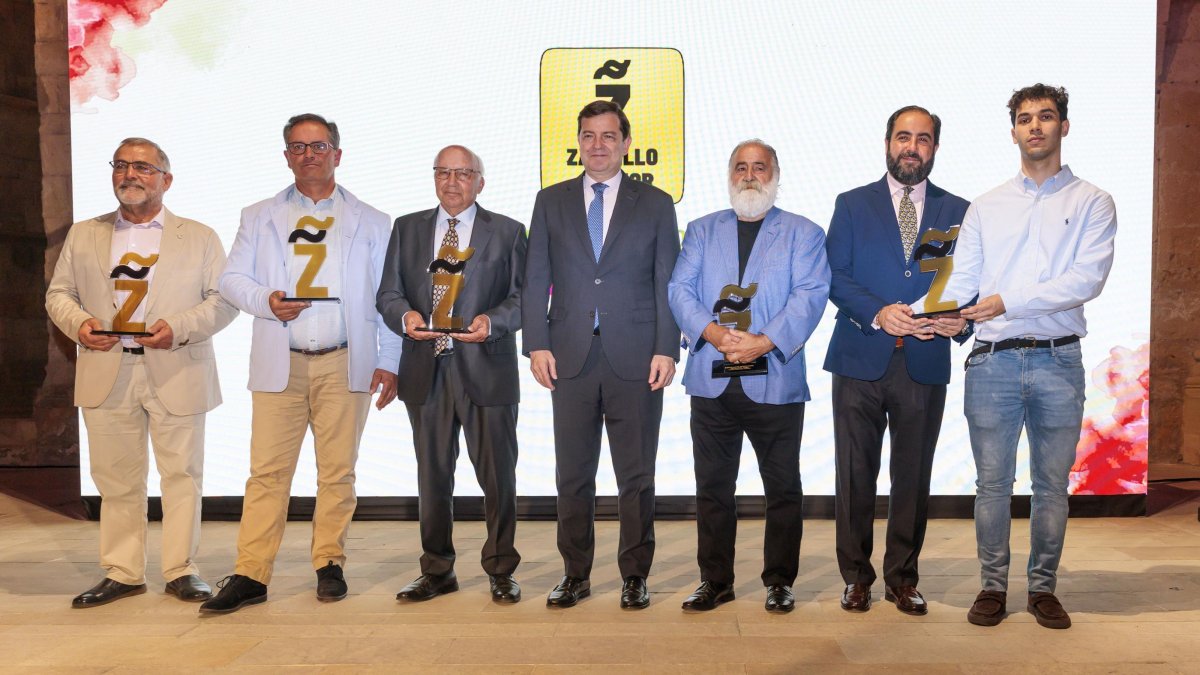 Alfonso Fernández Mañueco, junto a los galardonados en los Premios Zarcillo.
