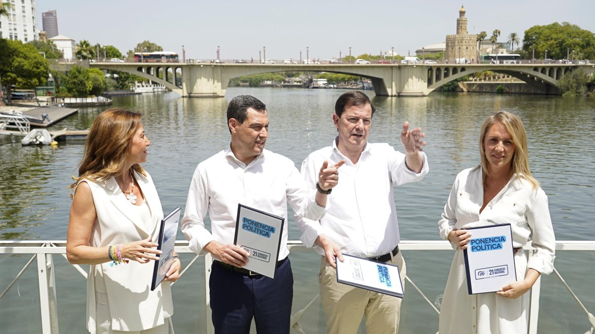 Natalia Chueca, Juanma Moreno, Alfonso Fernández Mañueco y Alma Ezcurra.