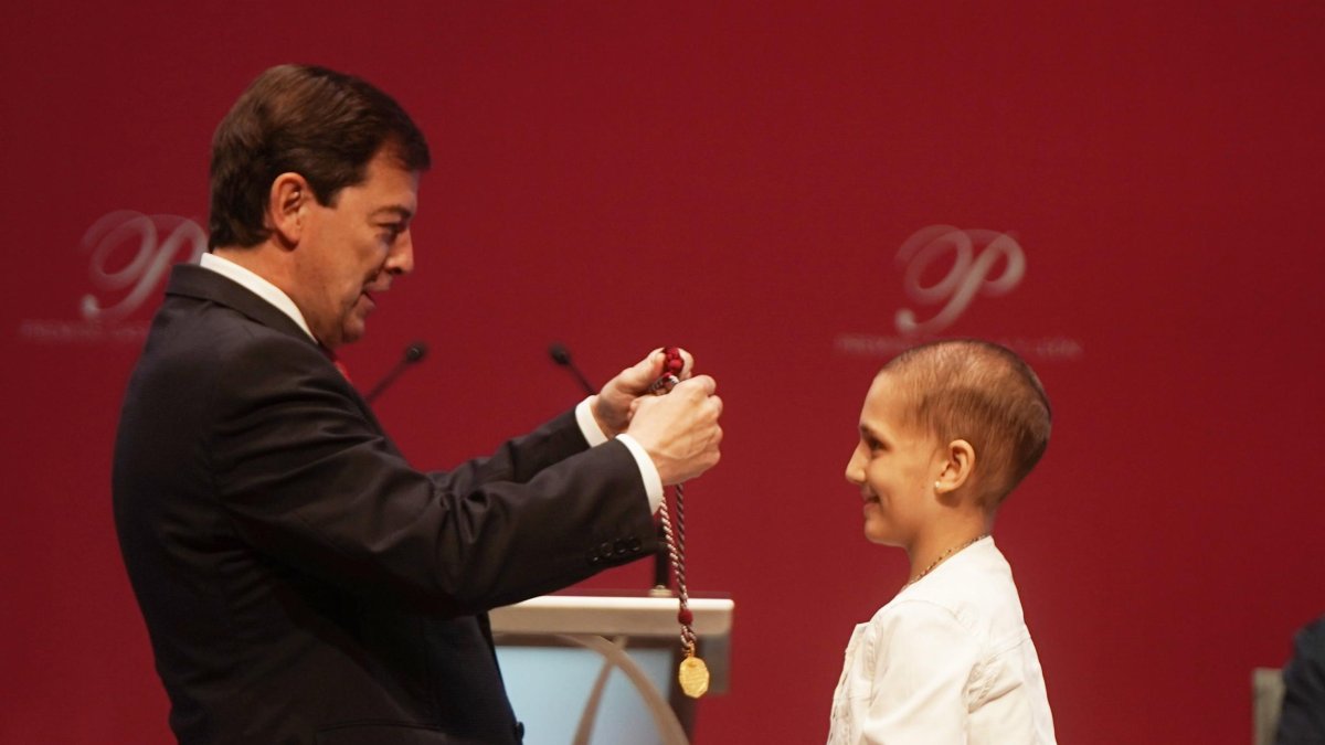 Mañueco entrega el Premio de Valores Humanos y Sociales a María Caamaño.
