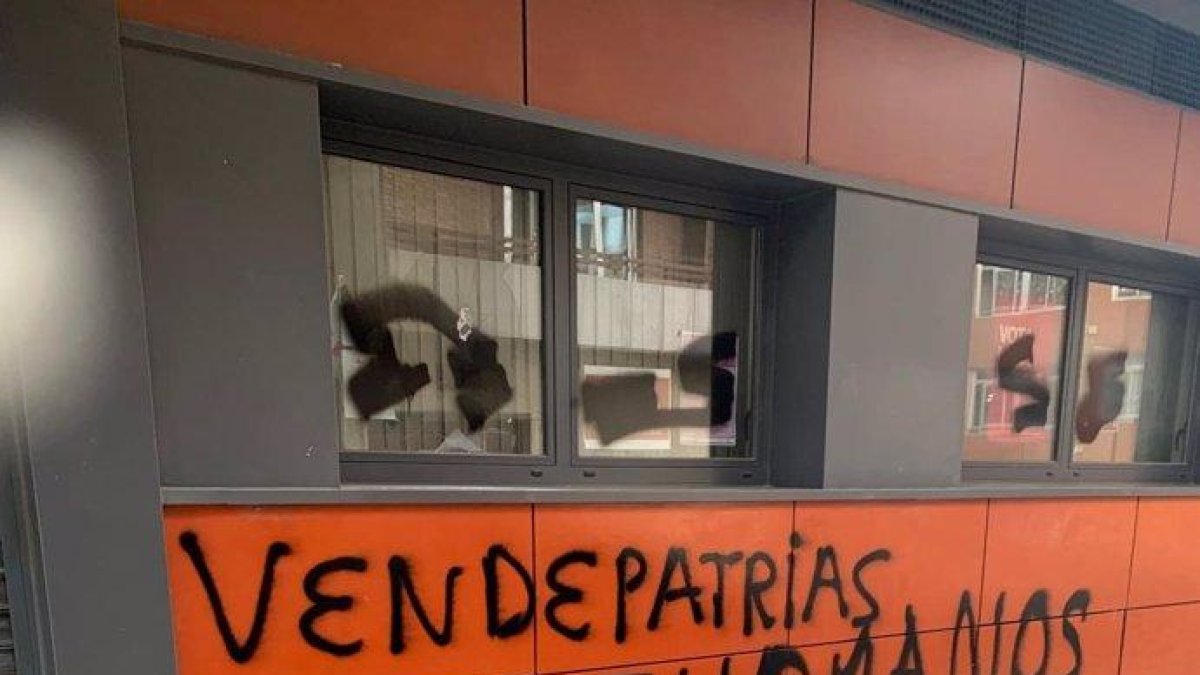 Pintadas realizadas en la sede del PSOE de León capital.