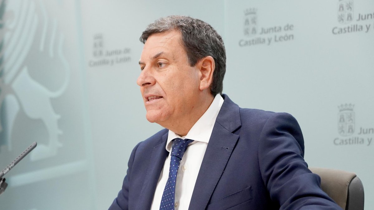 El consejero de Economía y Hacienda y portavoz, Carlos Fernández Carriedo, comparece en rueda de prensa posterior al Consejo de Gobierno.