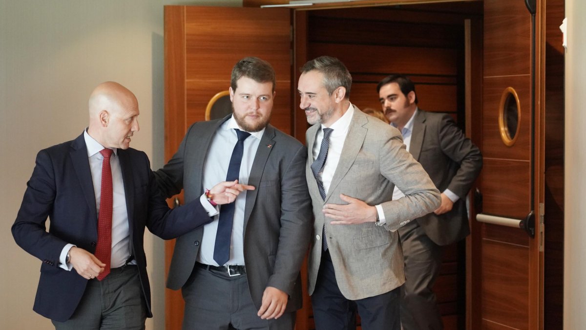 Los procuradores de Vox Carlos Menéndez, Miguel Suárez Arca y David Hierro, en una imagen de archivo.