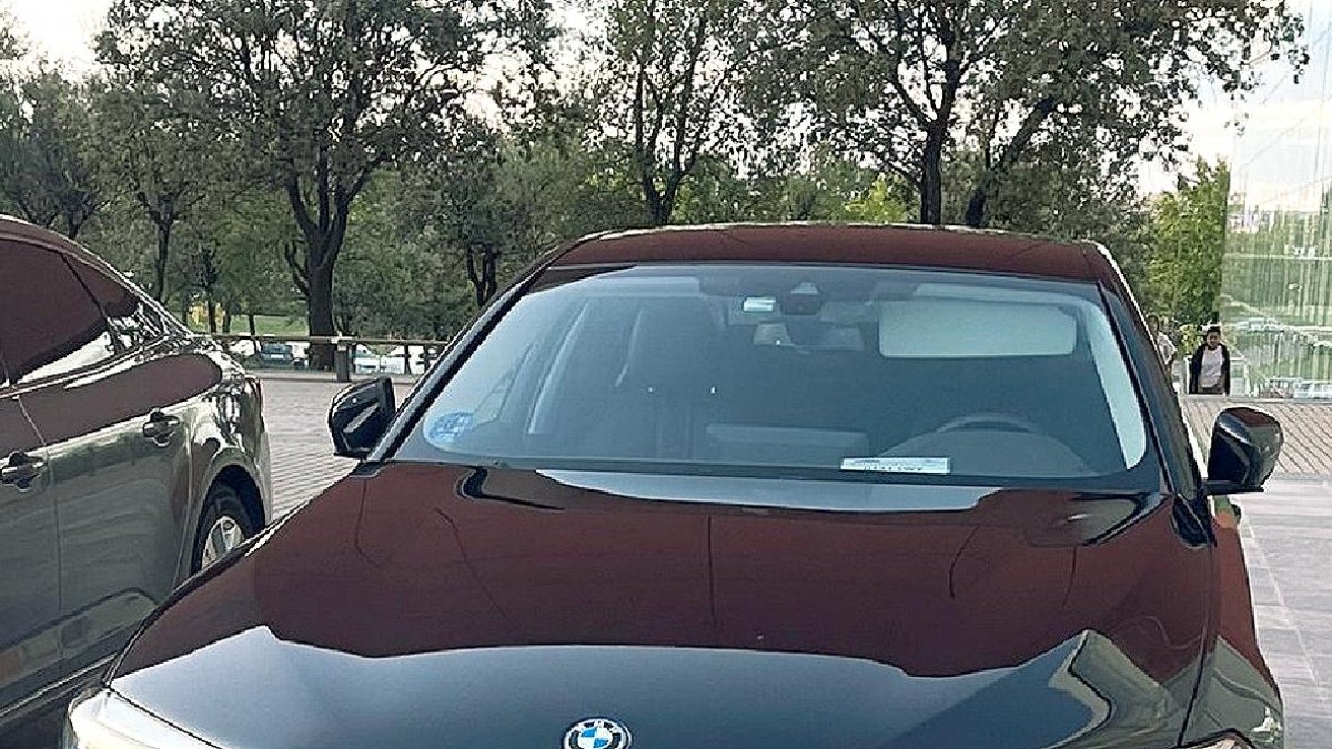 Uno de los BMW oficiales de las Cortes.