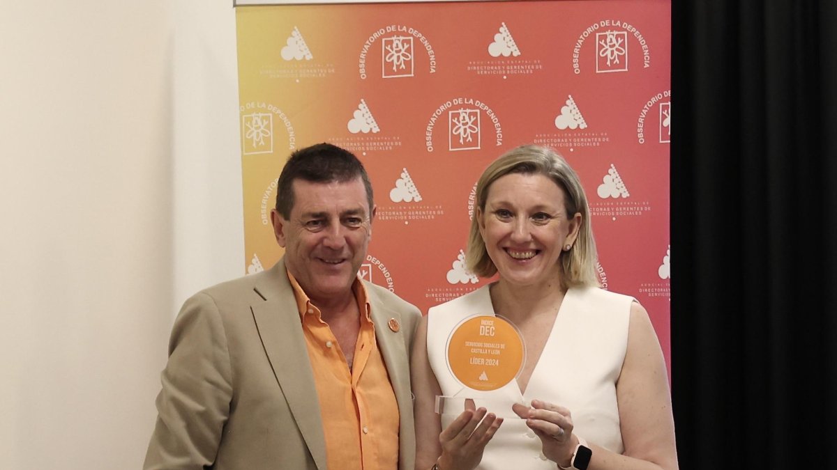 La vicepresidenta y Consejera de Familia e Igualdad, Isabel Banco recoge el premios otorgado por el indice DEC, a la Comunidad de Castilla y León por sus servicios sociales.