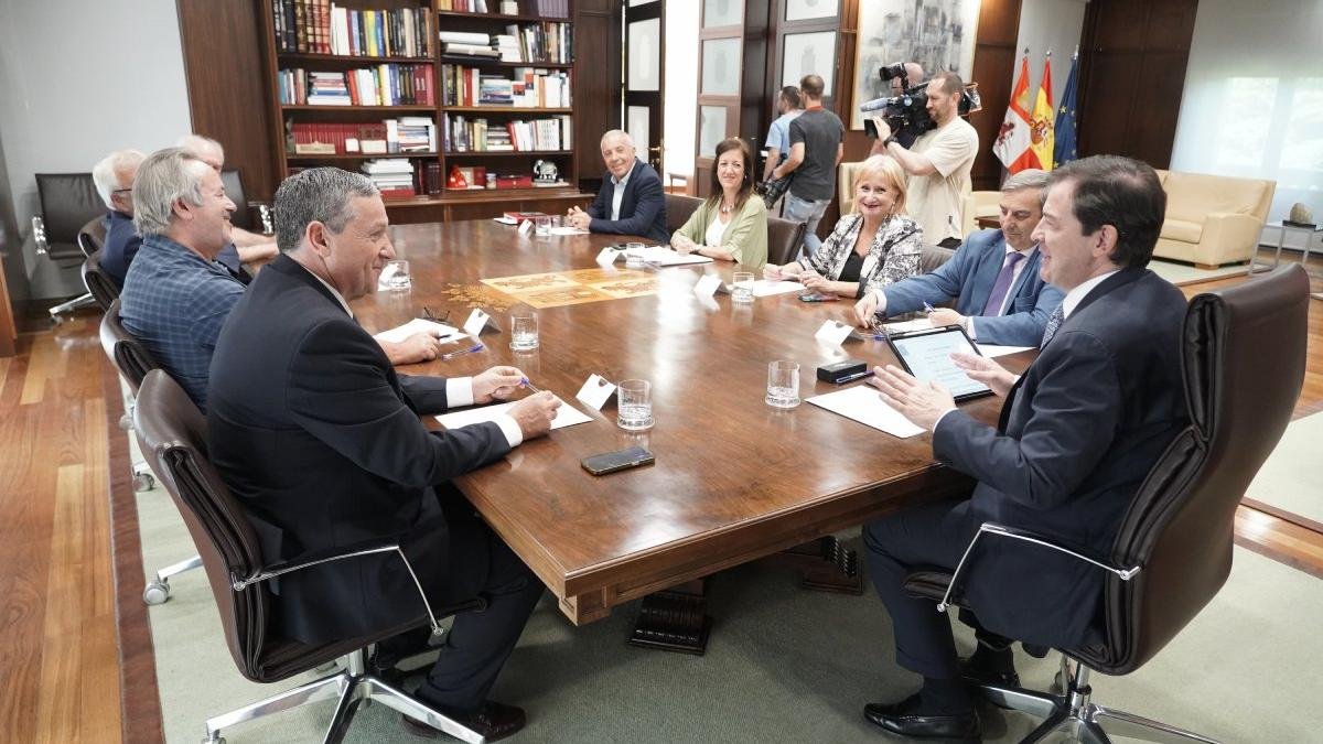 El presidente de la Junta de Castilla y León, Alfonso Fernández Mañueco, recibe al presidente de la Diputación de Zamora, Javier Faúndez, al alcalde de la capital zamorano, Francisco Guarido, y a alcaldes de la comarca Sanabria-Carballeda.