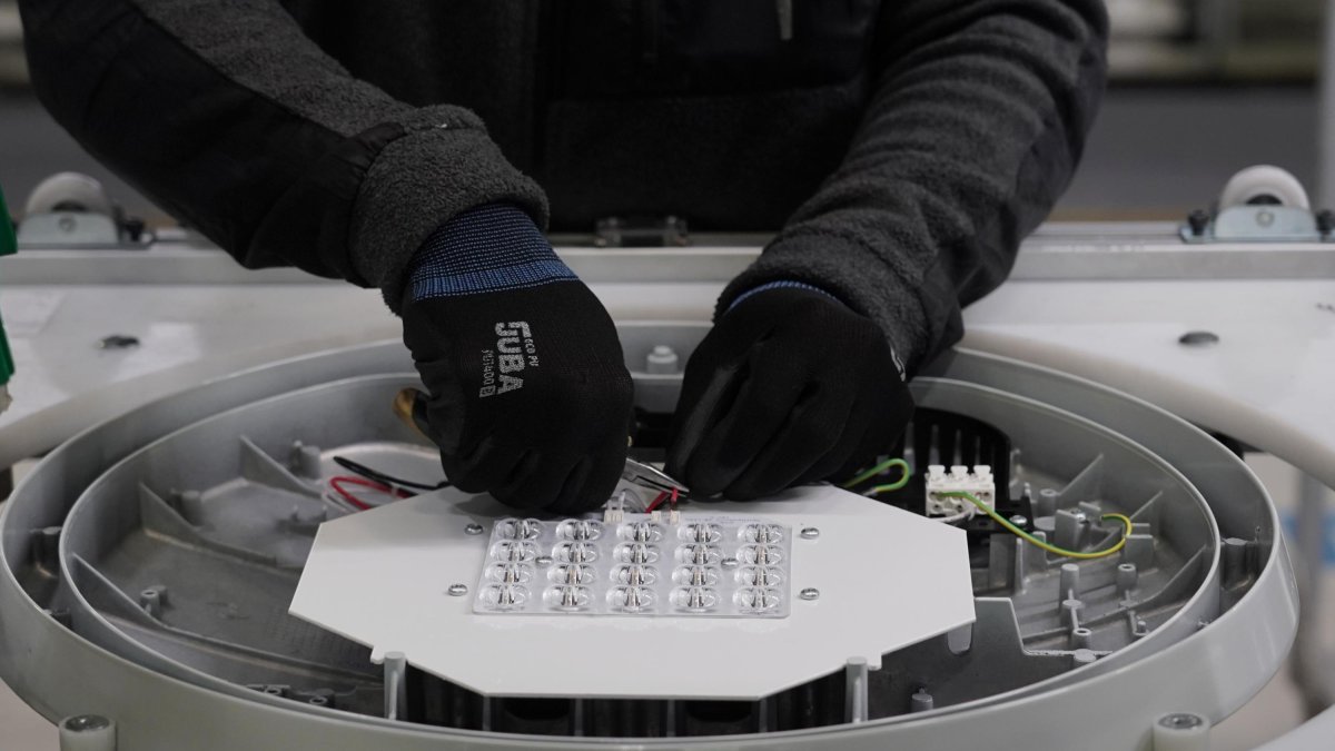 Un trabajador en una factoría de placas solares en Valladolid.