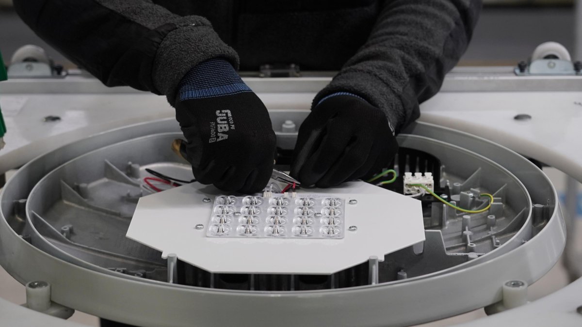 Un trabajador en una factoría de placas solares en Valladolid.