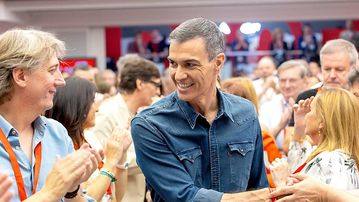 Rodríguez Mínguez aplaude a Pedro Sánchez que pasa a su lado en el Comité Federal del PSOE en Madrid.