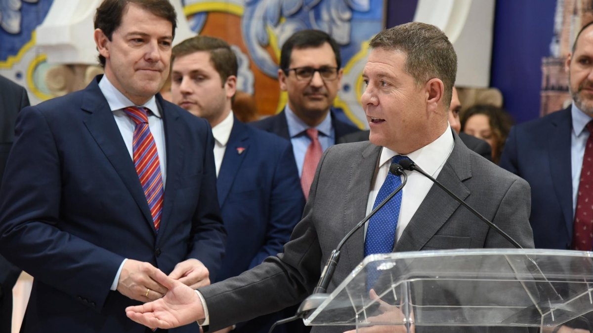 Alfonso Fernández Mañueco y Emiliano García Page, en una imagen de archivo.