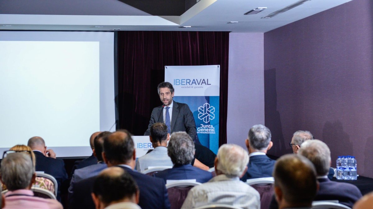 César Pontvianne, presidente del Consejo de Administración de Iberaval, durante su intervención en la Junta General Extraordinaria de Socios.