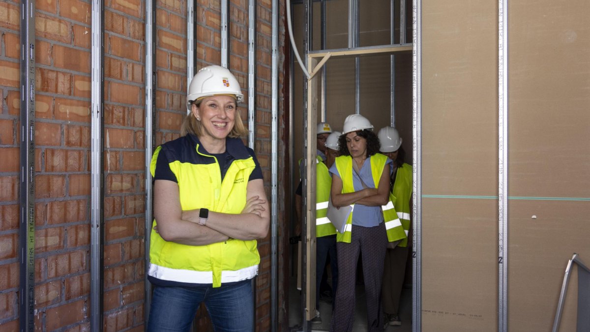 La vicepresidenta de la Junta y consejera de Familia e Igualdad de Oportunidades, Isabel Blanco, en la visita a unas obras