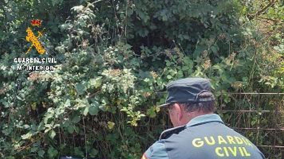 Guardia Civil junto al artefacto