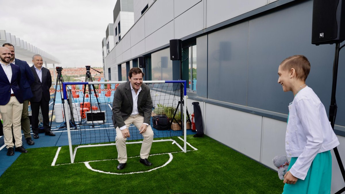El presidente de la Junta, Alfonso Fernández Mañueco, juega al fútbol con María Caamaño.