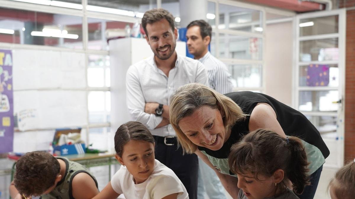 La vicepresidenta y consejera de Familia e Igualdad de Oportunidades, Isabel Blanco, visita a los participantes del programa 'Conciliamos verano 2025'.