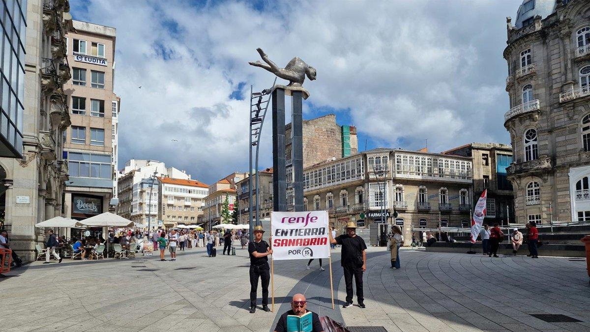 Vecinos de Sanabria protestan en Vigo por la eliminación de las paradas del AVE