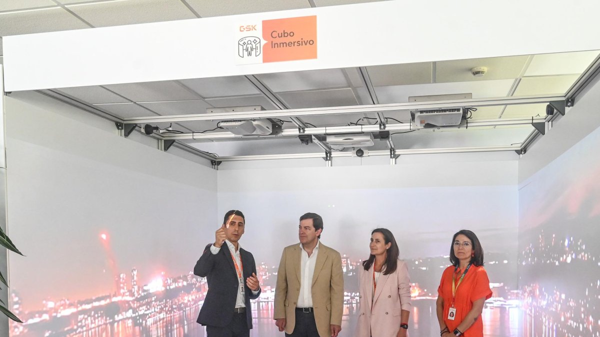 El presidente de la Junta de Castilla y León, Alfonso Fernández Mañueco, visita el centro de producción de GlaxoSmithKline (GSK)