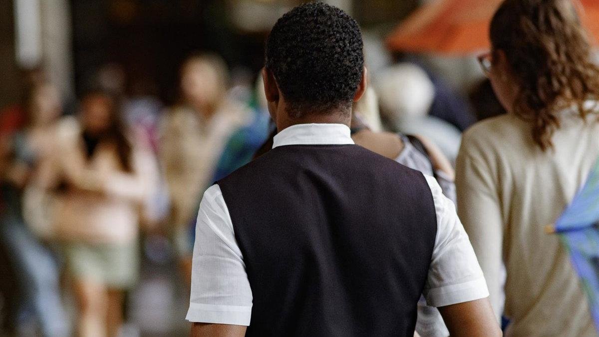 Un camarero en una imagen de archivo