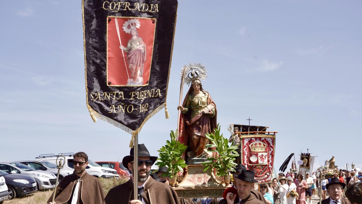 Celebración de la XXXII Fiesta de la Sobarriba, con la procesión de los Santos Patronos de cada localidad del municipio de Valdefresno.