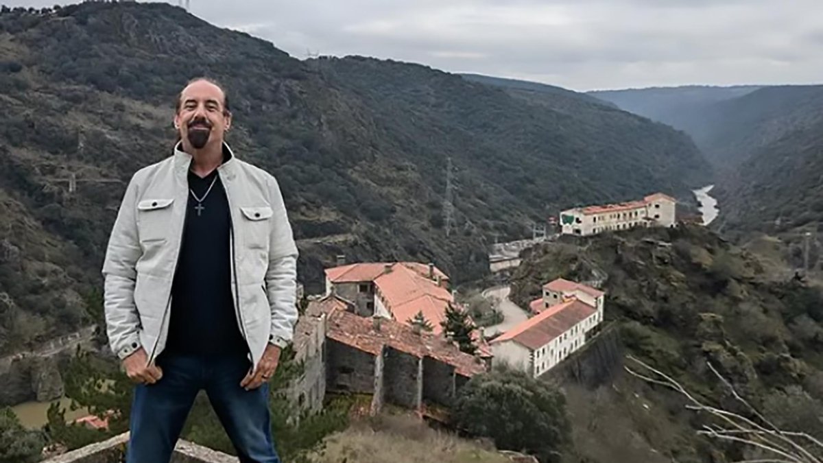 El inversor estadounidense Jason Lee Beckwith con el pueblo de Salto de Castro a sus espaldas