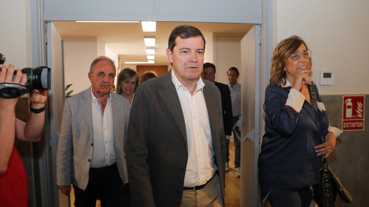 El presidente del Partido Popular de Castilla y León, Alfonso Fernández Mañueco; y la presidenta del PP de Palencia, Ángeles Armisén.