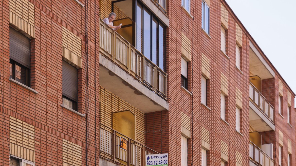 Piso con un cartel de alquiler en Salamanca.
