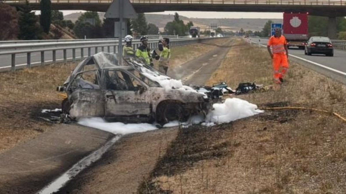 Estado en el que quedó el vehículo calcinado en el accidente de la A-231.