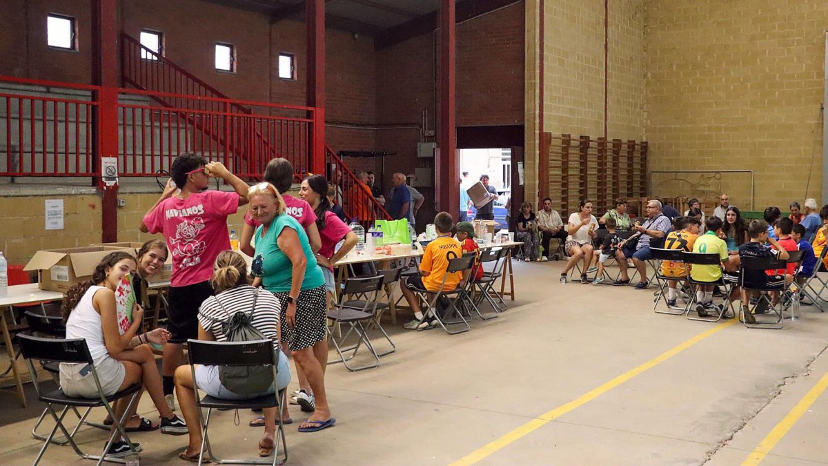 Vecinos de Navianos De la Vega evacuados al frontón de Valcabado